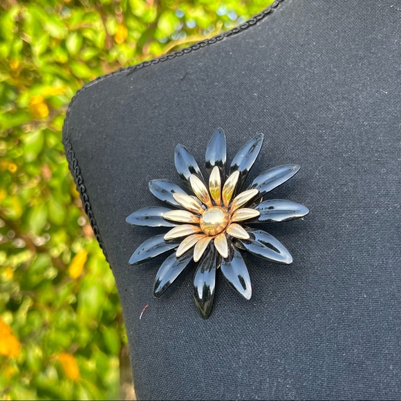 Vintage Sarah Coventry Black & Gold Flower Brooch - Picture 9 of 10